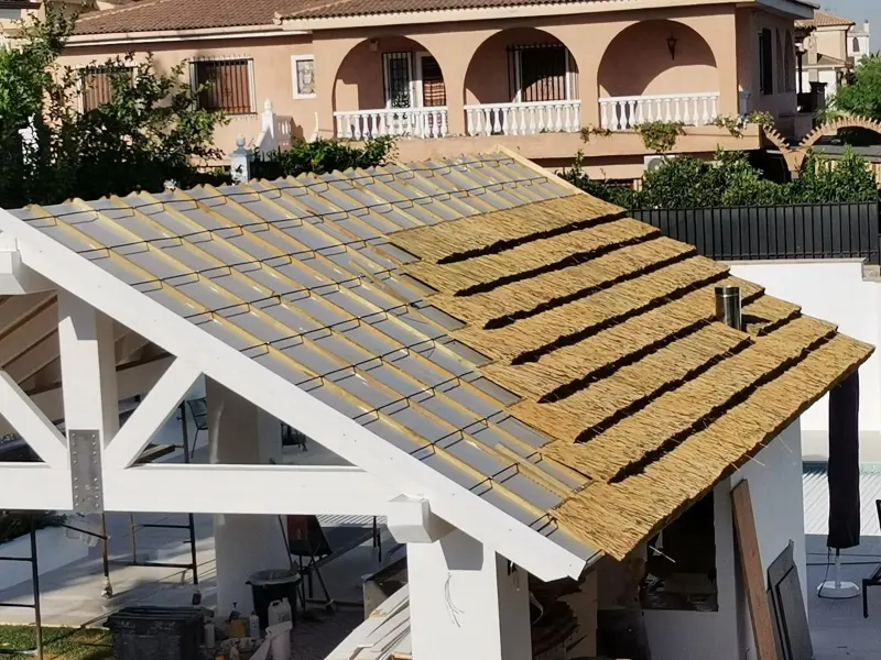 Instalación de placas de junco africano sobre una cubierta a dos aguas