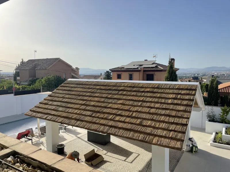 Copertura a due falde finita con pannelli di giunco africano