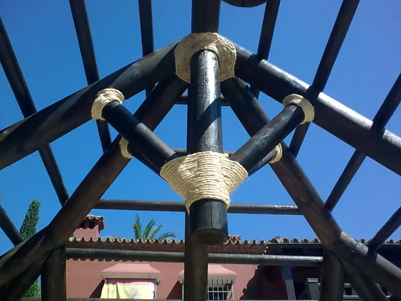 Unión de la estructura de una pérgola rematada con cuerda