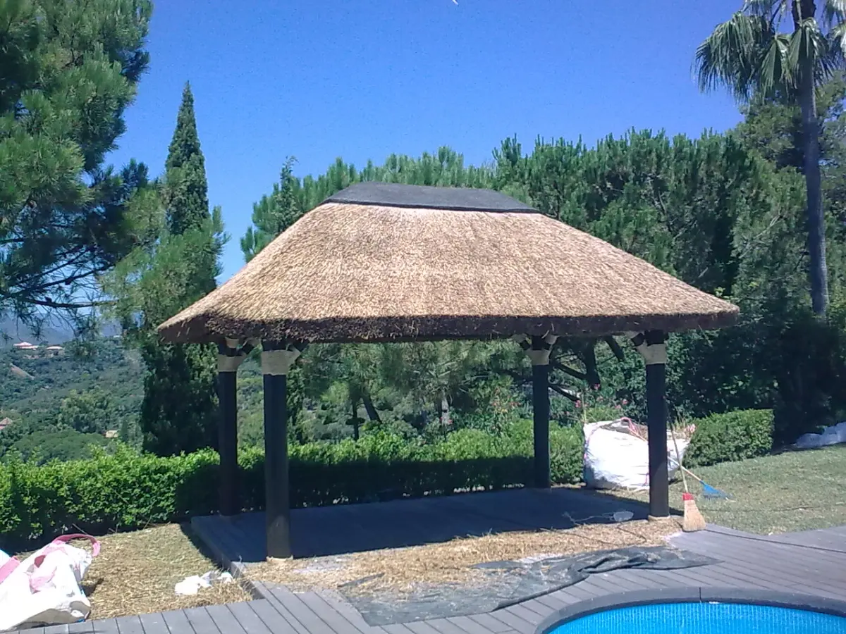 Pérgola de junco africano junto a la piscina de una villa