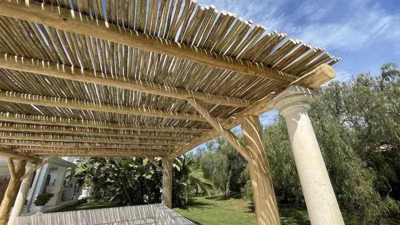 Pérgola de eucalipto con columna de obra