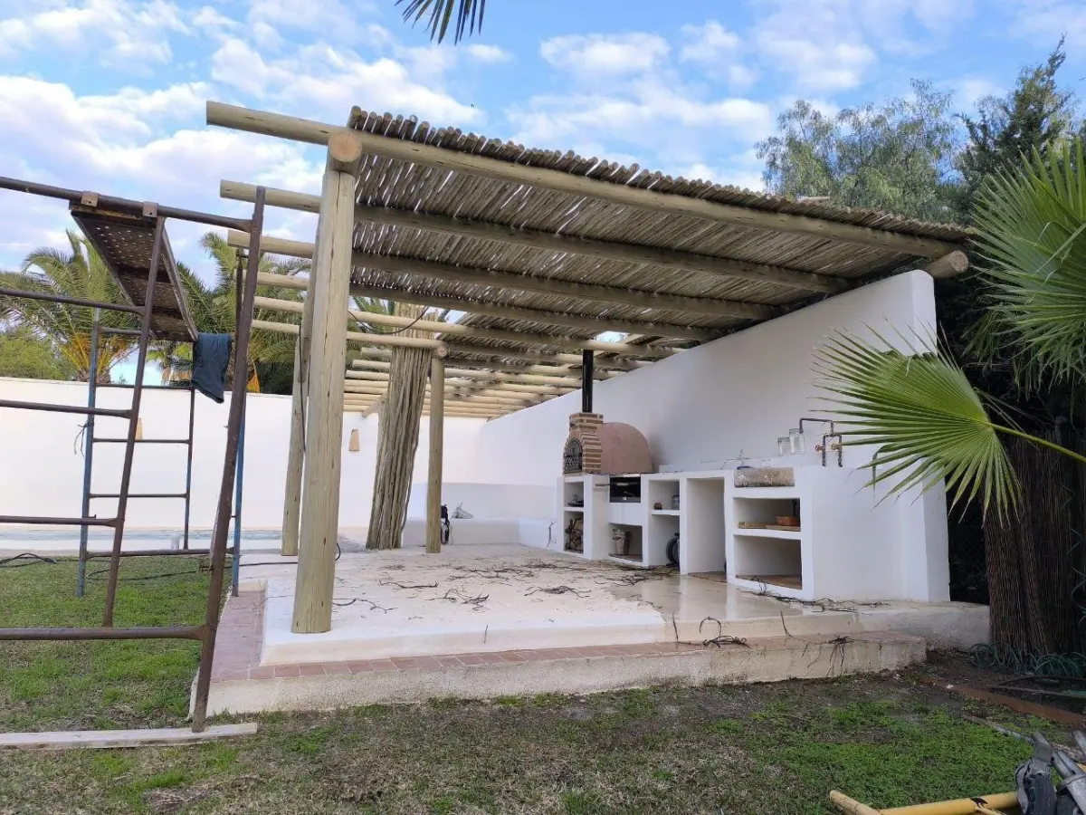 Porche con estructura de madera y techo de varas