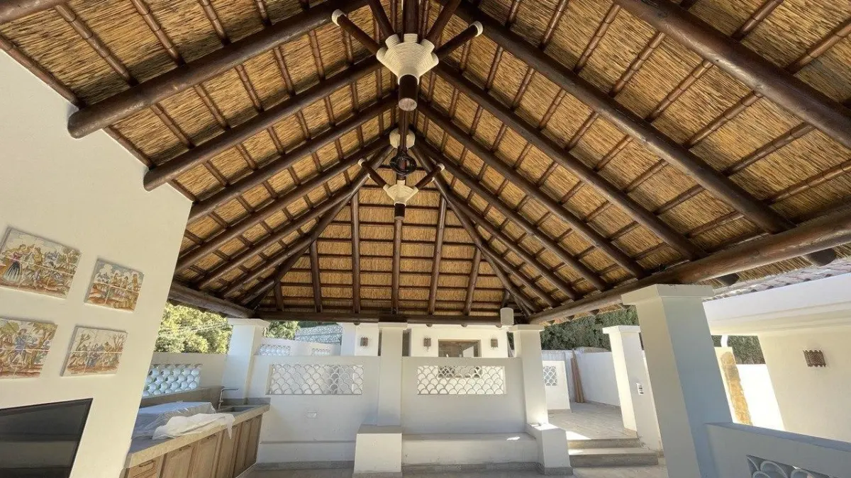 Interior de un techo de junco africano en una villa