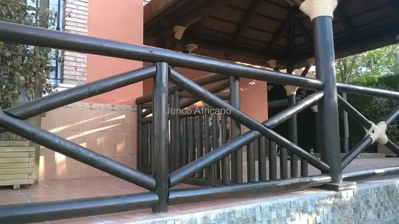 Baranda con palos redondos de madera