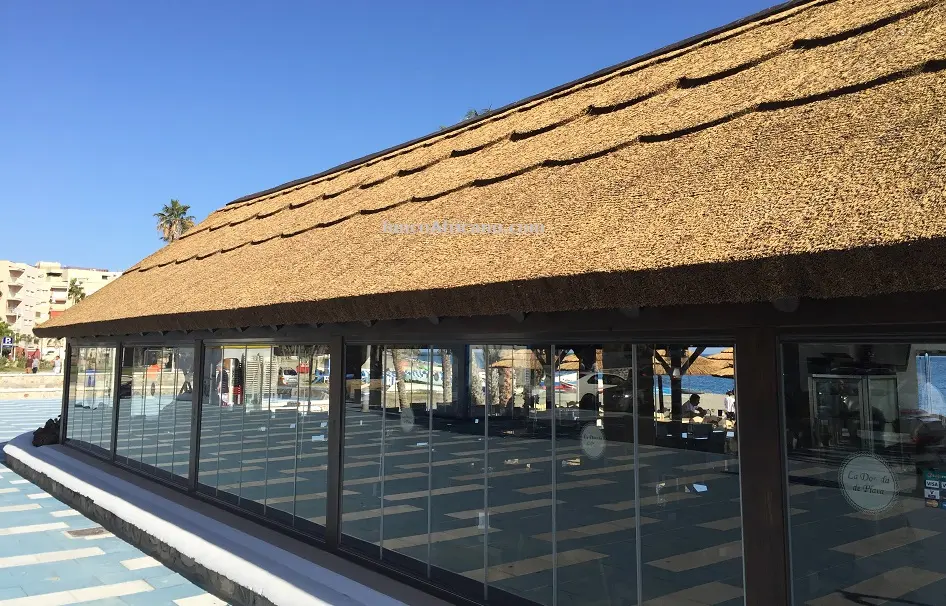 La Dorada: restaurante de playa con pérgola de junco africano