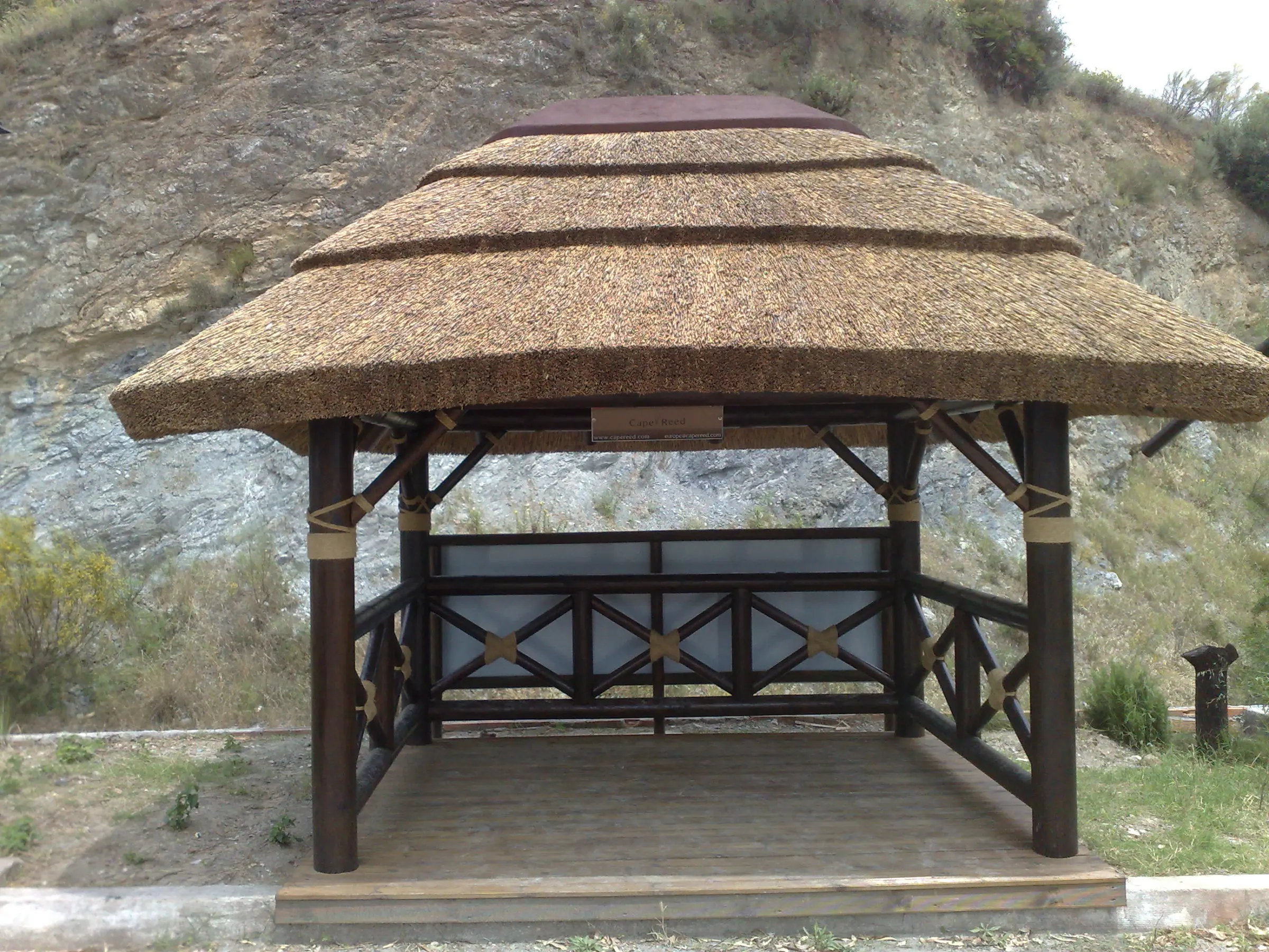 Gazebo de madera con cubierta de junco africano