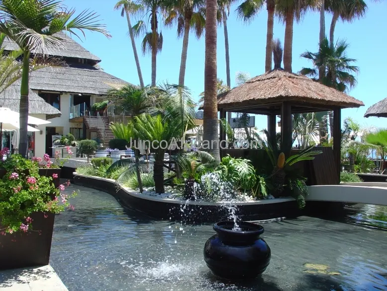 Kiosko de madera con cubierta de brezo en Laguna Village