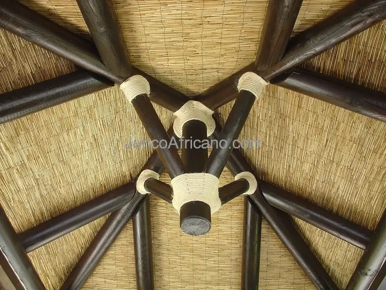 Interno di un chiosco con copertura vegetale