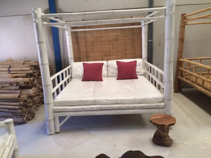 Bali-Bett aus Bambus, weiß lackiert