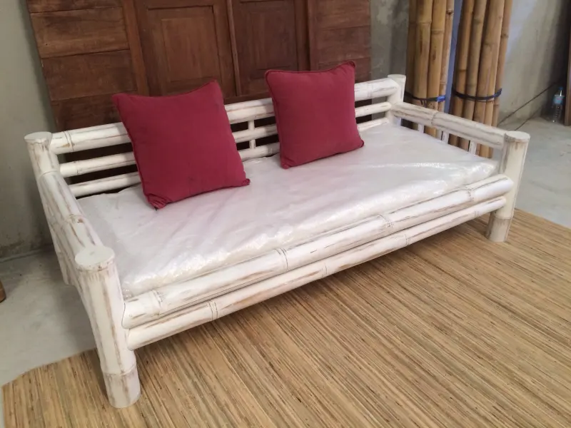 Weißes Bali-Bett mit Bambusteppich