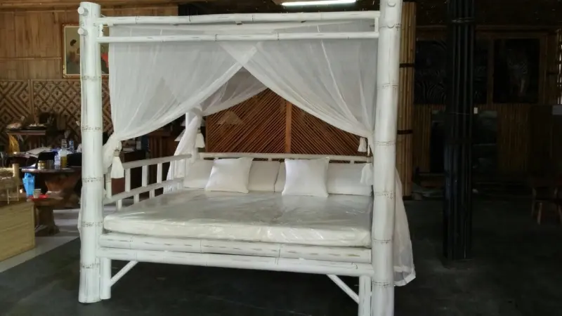Weißes Bali-Bett mit Baldachin und Vorhängen