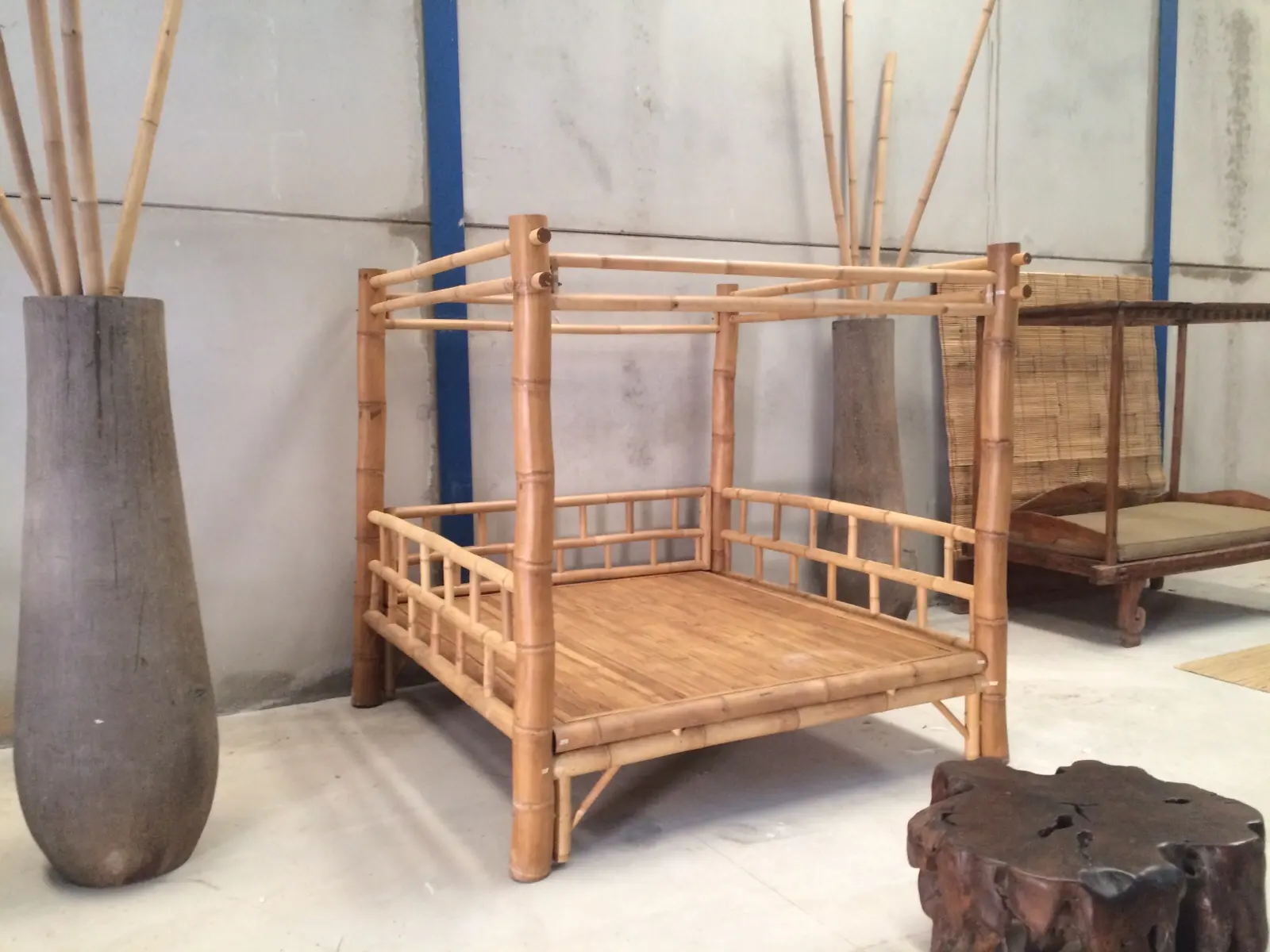 Bali-Bett aus Bambus mit Tisch aus Teakwurzel