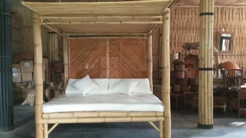 Bali-Bett aus Naturbambus mit Baldachin
