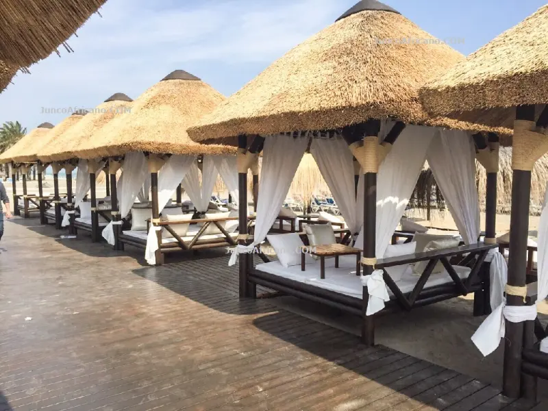 Reihe afrikanischer Daybeds mit Vorhängen im Copacabana