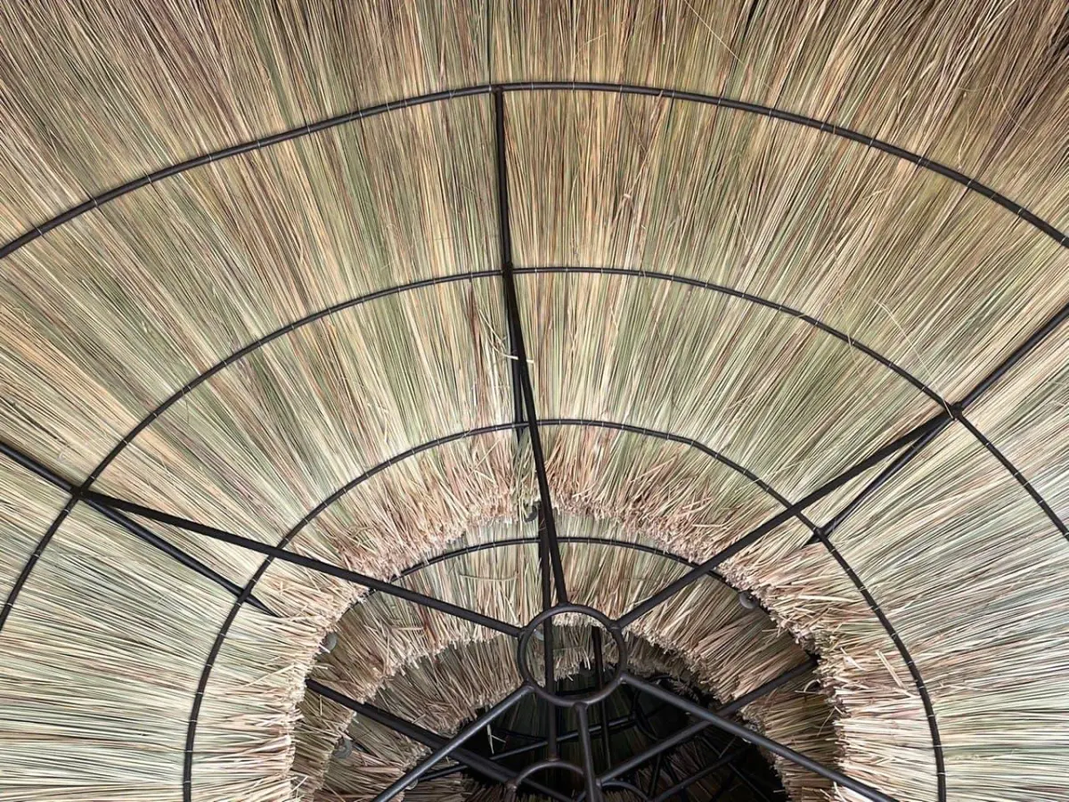 Interno del manto di un ombrellone in canna