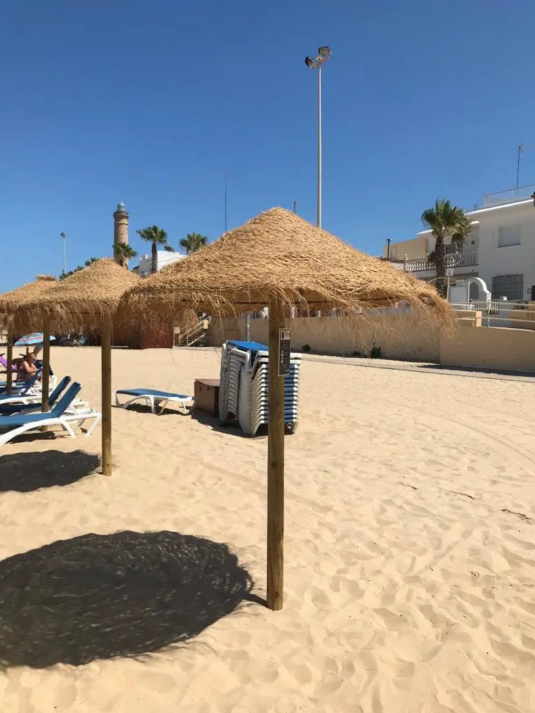 Sombrilla de esparto en la playa