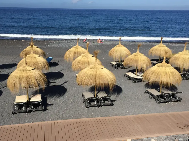 Sombrillas de carrizo en la playa, vista desde arriba